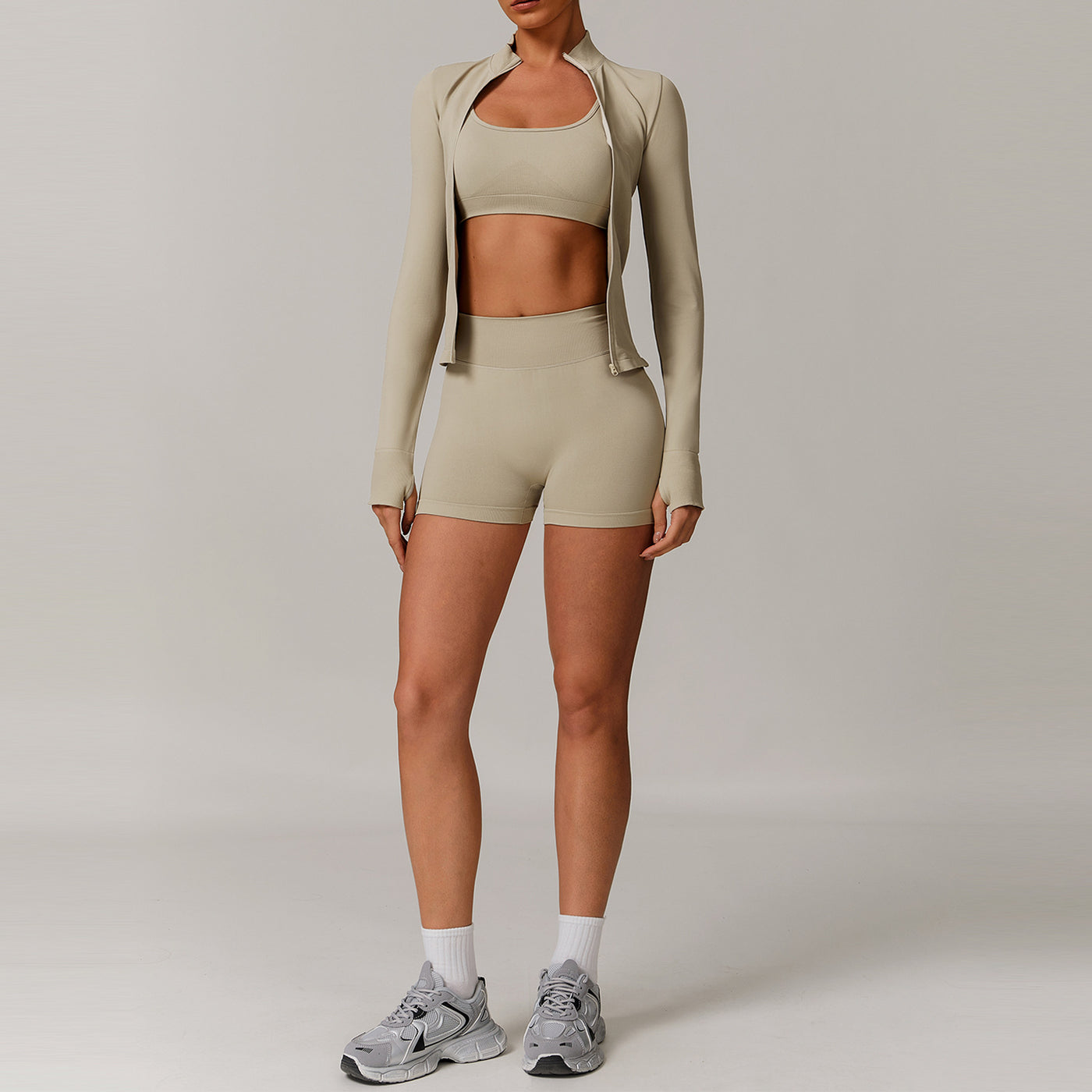 Feel unstoppable in this seamless beauty set.